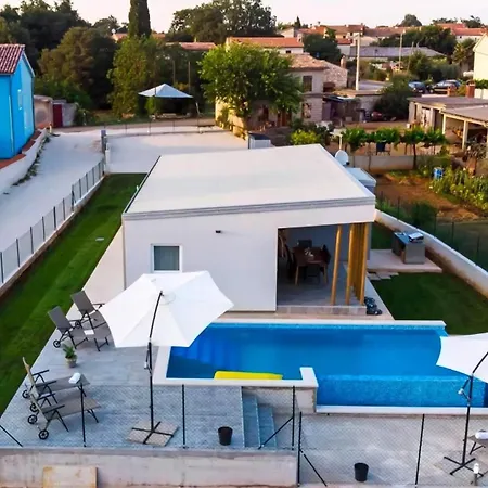 بيت للعطل In Mit Grossem Garten Segotici